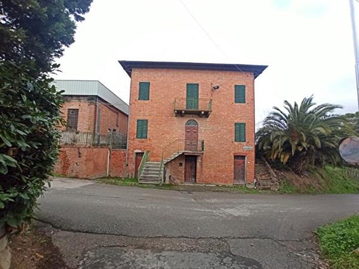 Casa con 6 locali in vendita in Via Camillo Benso di Cavour a, Castiglione Del Lago