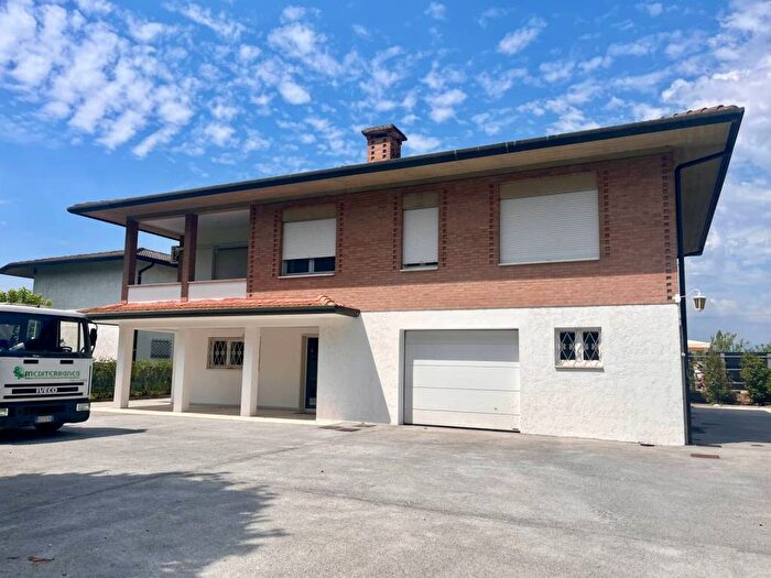 Casa con 6 locali in affitto in Stradone Dei Nicolosi, Anconetta, Vicenza