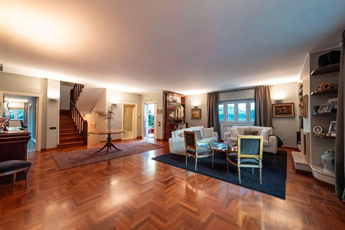 Casa con 10 locali in affitto in Napoli