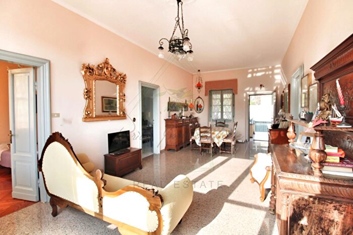 Appartamento con 7 locali in vendita in Via Privata Mimose, Rapallo