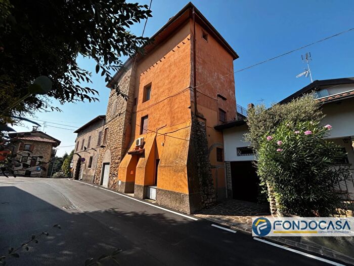 Casa con 9 locali in vendita in Via Don Luigi Monti, Credaro