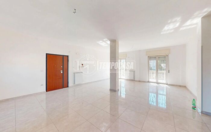 Appartamento quadrilocale in vendita in Via Roma, Teverola