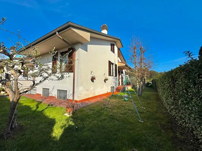 Casa con 9 locali in vendita in Ponsacco