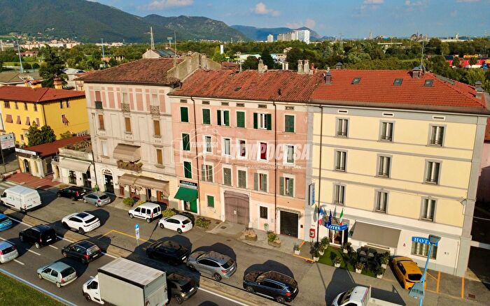 Appartamento trilocale in vendita in Via della Volta, Brescia