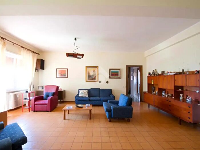 Appartamento con 5 locali in vendita in Via Alfredo Zambrini, Roma