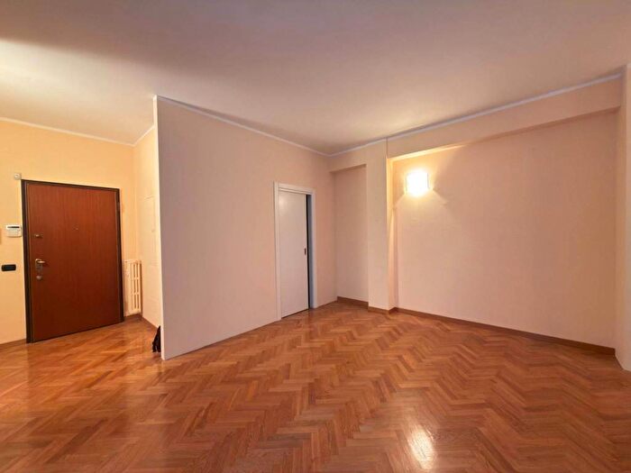 Appartamento trilocale in affitto in Via Guglielmo Silva, Monte Rosa Lotto, Milano