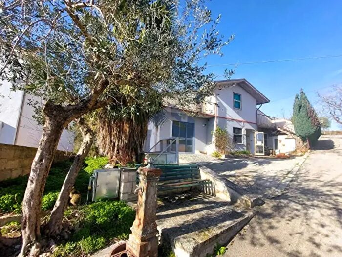 Appartamento con 6 locali in vendita in Capolegrotti, Pennapiedimonte