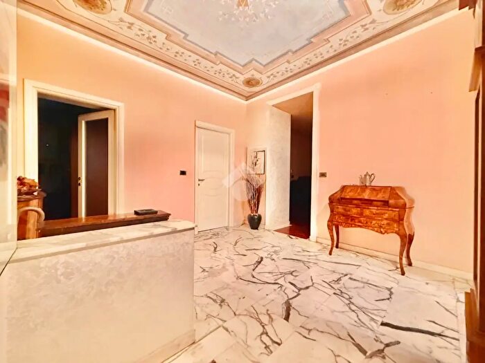 Appartamento con 8 locali in vendita in Corso Buenos Aires, Genova