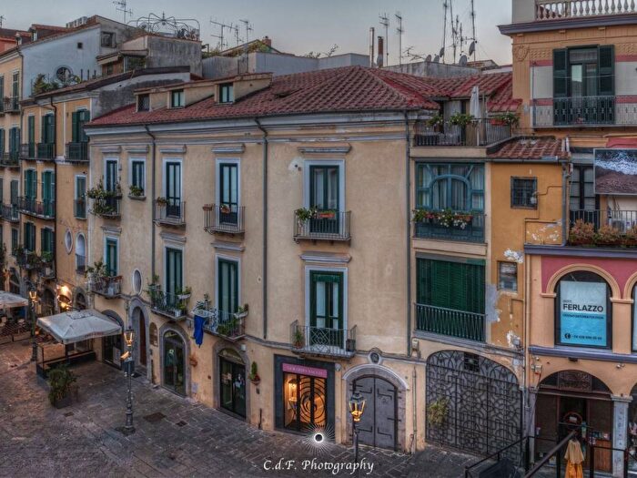 Appartamento bilocale in affitto in Piazza Sedile di Portanova, Centro, Salerno