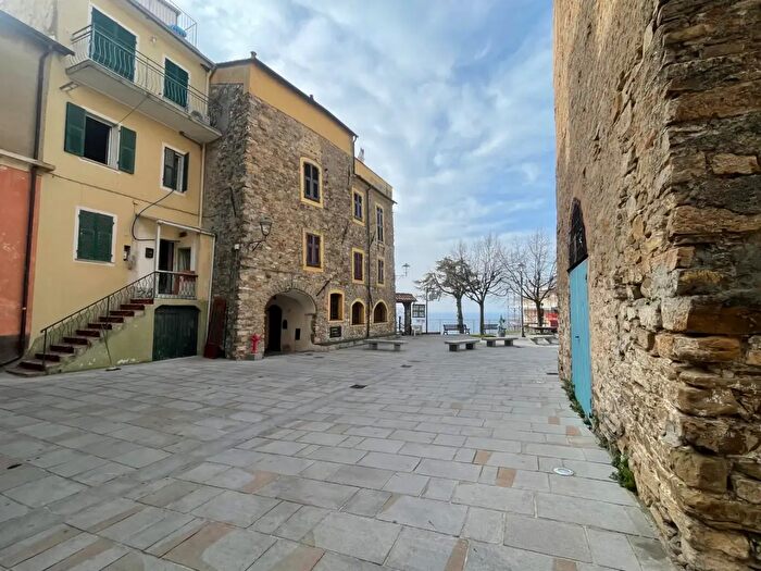Casa con 5 locali in vendita in Piazza Vittorio Emanuele, Costarainera