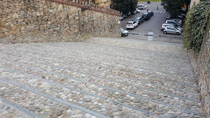 Appartamento trilocale in affitto in Rampa dei Bastioni, San Niccolò, Firenze