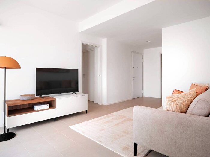 Appartamento trilocale in affitto in Via dei Calchi Taeggi, Bisceglie, Milano