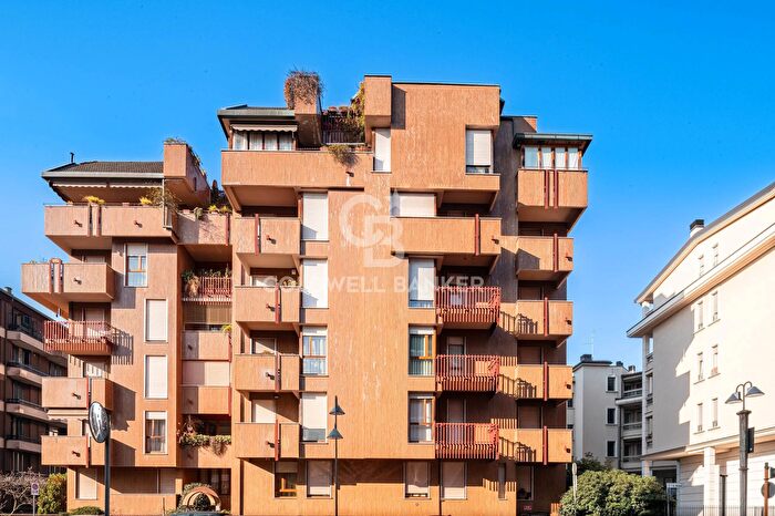 Appartamento con 9 locali in vendita in Via Amatore Sciesa, Seregno