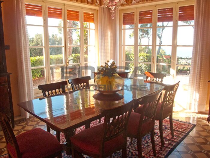 Casa con 11 locali in vendita in Via Bayron, Livorno