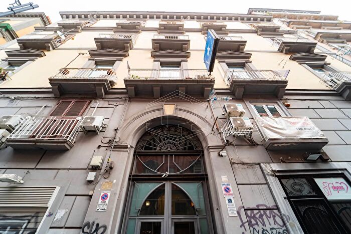 Appartamento trilocale in vendita in Via Duomo, Napoli