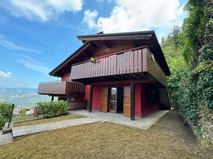 Appartamento trilocale in vendita in Via Madonna della Neve, Selvino