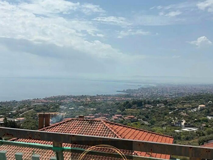 Appartamento bilocale in vendita in Via Genova, Aci Castello