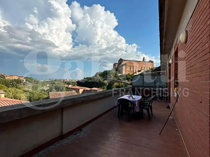 Appartamento con 6 locali in vendita in Siena