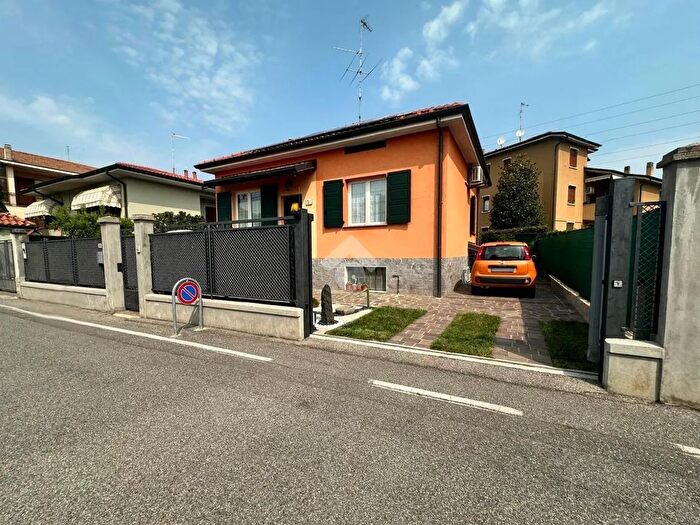 Casa trilocale in vendita in Via San Giovanni Bosco, Trezzo SullAdda