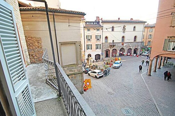 Appartamento quadrilocale in affitto in via rocca, Città Alta, Bergamo