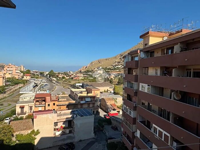Appartamento trilocale in vendita in Piazza Giovanni Guareschi, Palermo