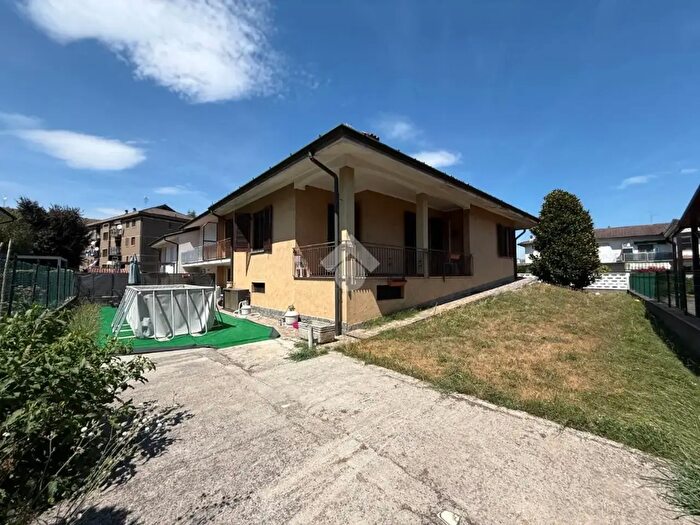 Casa quadrilocale in vendita in Via Bonomelli, Pandino