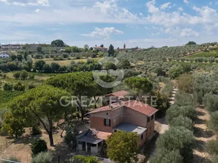 Casa con 6 locali in vendita in Via Ricci, Montepulciano