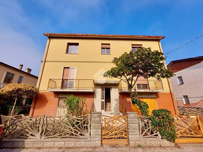 Appartamento con 13 locali in vendita in Via Lino Mascanzoni, Ravenna