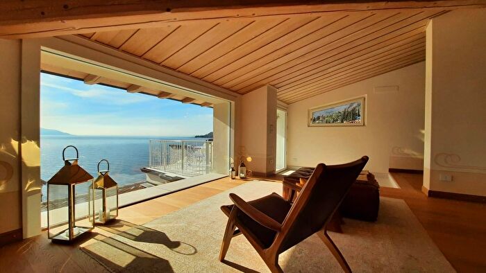 Appartamento con 8 locali in vendita in Gargnano