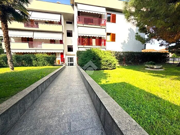 Appartamento con 6 locali in vendita in Via Superga, Nichelino