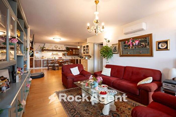 Casa con 6 locali in vendita in Via di Fano, Reggello