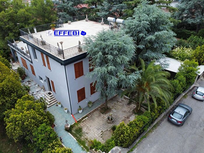 Casa con 12 locali in vendita in Via Don Milani, Castrolibero