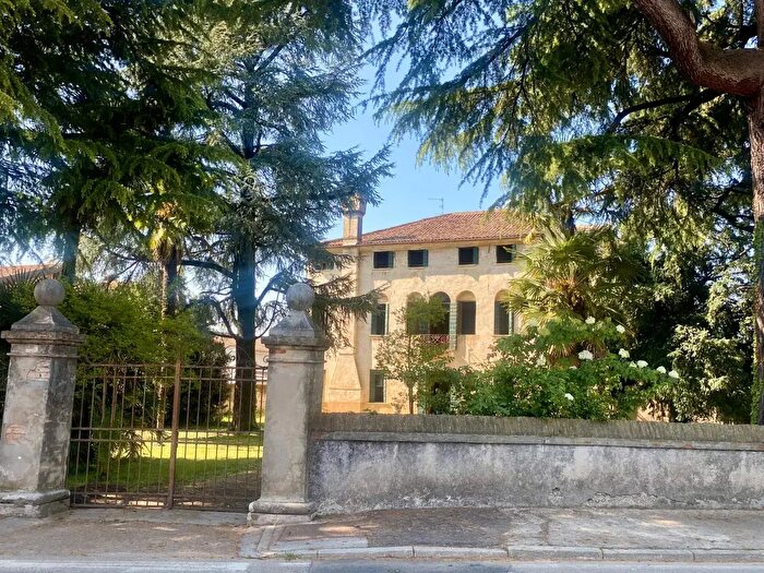 Casa con 6 locali in vendita in Via San Pio X a, Castelfranco Veneto