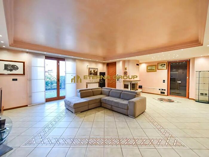 Casa con 9 locali in vendita in Via Carignano, Vinovo