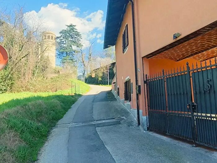 Casa con 5 locali in vendita in Monta