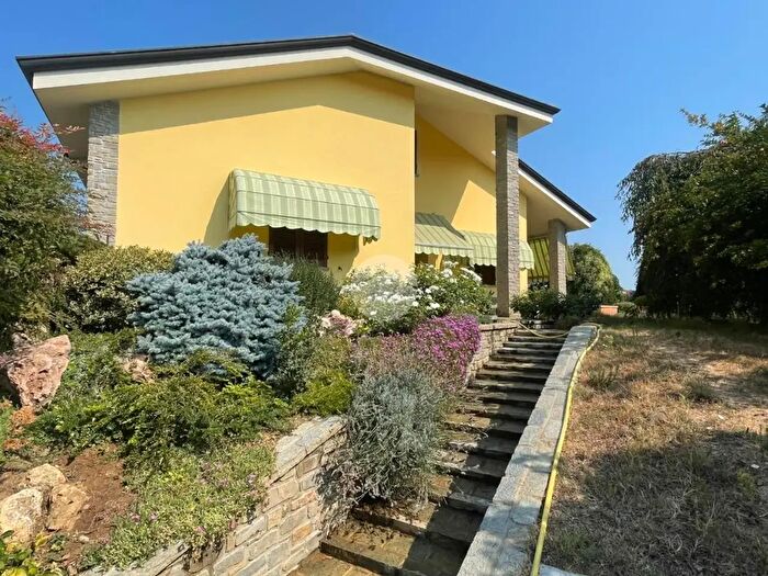 Casa con 9 locali in vendita in Via Falcone, Asti