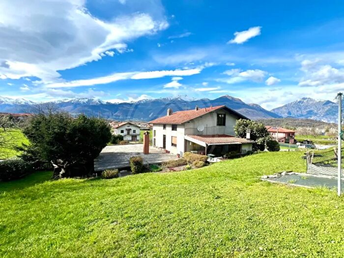 Casa quadrilocale in vendita in Via al Confine, Colico