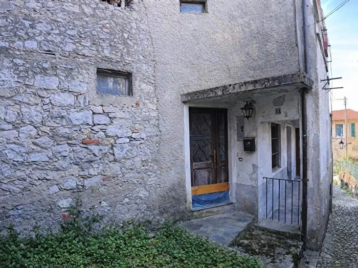 Casa quadrilocale in vendita in Via Beretta, Casalzuigno
