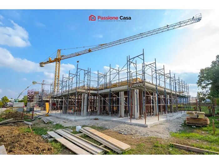 Casa con 6 locali in vendita in Strada Manara, Parma