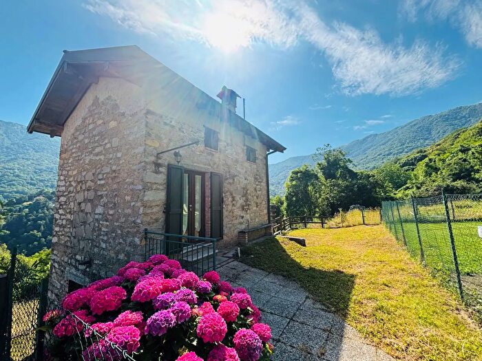 Casa quadrilocale in vendita in Via Gradinata, Faggeto Lario