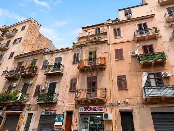 Appartamento con 6 locali in vendita in Via Francesco Paolo Perez, Palermo