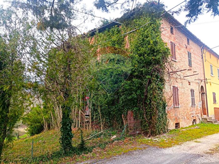 Casa quadrilocale in vendita in Frazione Marenella, Fabriano