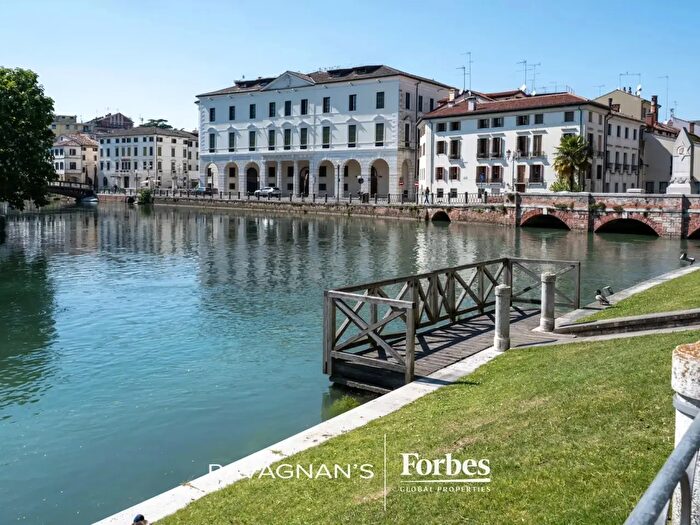 Appartamento con 10 locali in vendita in Via Tolpada, Treviso