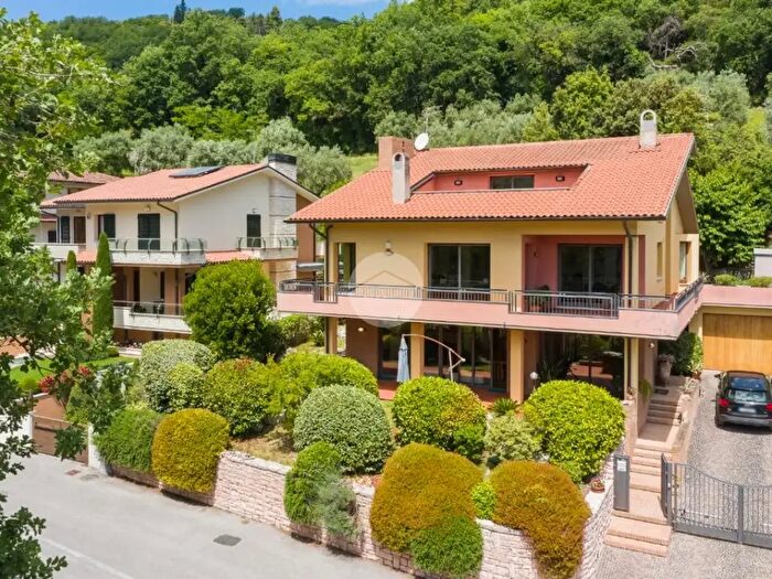Casa con 11 locali in vendita in Via Gino Barcelli, Fossombrone