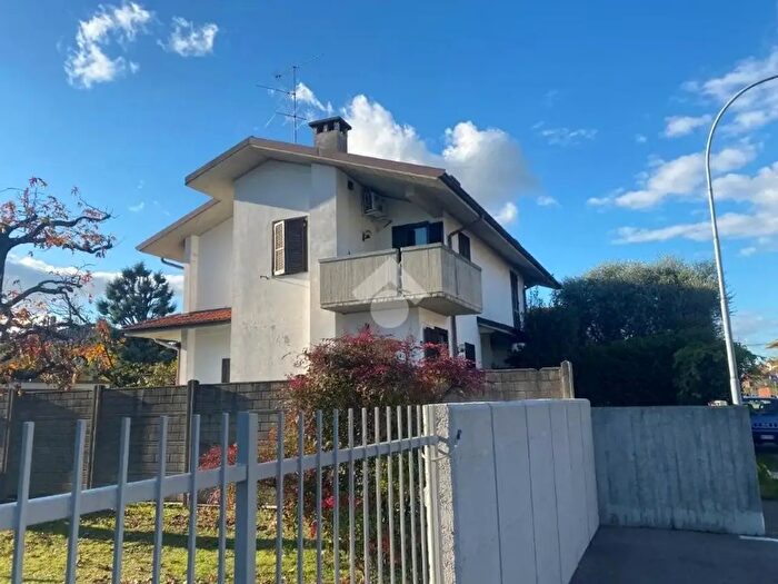 Casa quadrilocale in vendita in Via Don Primo Mazzolari, Parabiago