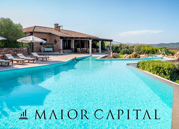 Casa con 20 locali in vendita in Via Monte Ortobene Snc, Loiri Porto San Paolo