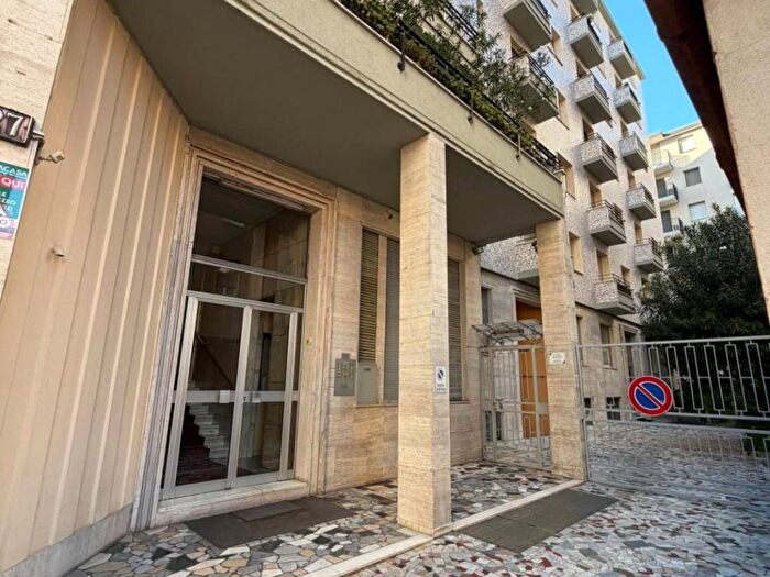 Appartamento quadrilocale in affitto in Via Andrea Costa, Pasteur, Milano