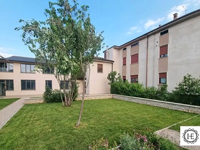 Appartamento con 8 locali in vendita in Via Mazzini, Boltiere