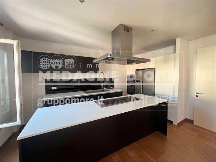 Appartamento quadrilocale in affitto in adze via Emilia Centro, Centro Storico, Modena