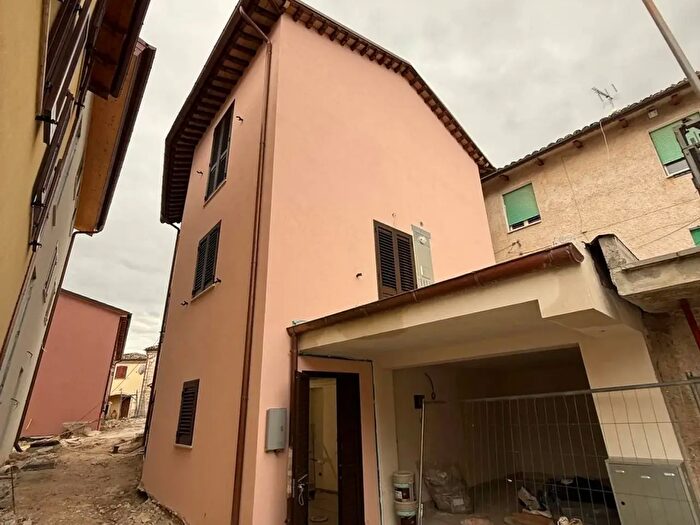 Casa con 6 locali in vendita in Castello di Borgiano, Serrapetrona